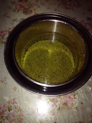 绿豆鸭蛋汤的做法步骤：2