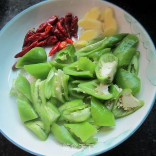 干椒干锅鱼头的做法步骤：2