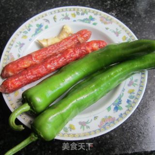 青椒香肠----下饭好搭档的做法步骤：1