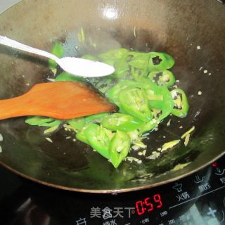 青椒香肠----下饭好搭档的做法步骤：4