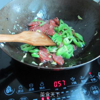 青椒香肠----下饭好搭档的做法步骤：9