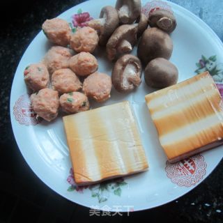 香菇煮丸子的做法步骤：1
