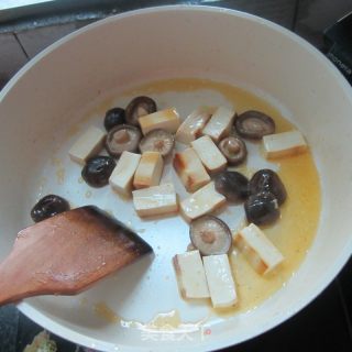 香菇煮丸子的做法步骤：5