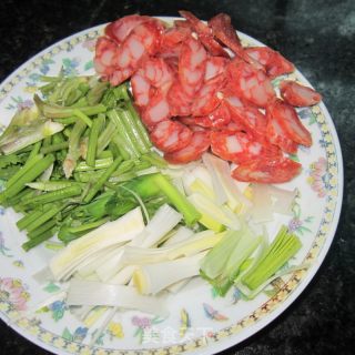 大蒜芹菜炒香肠的做法步骤：2