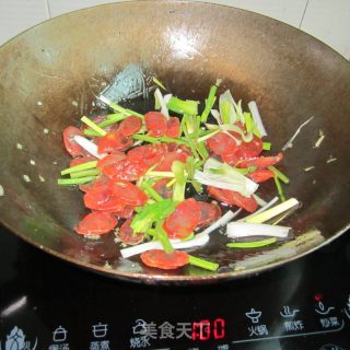 大蒜芹菜炒香肠的做法步骤：5