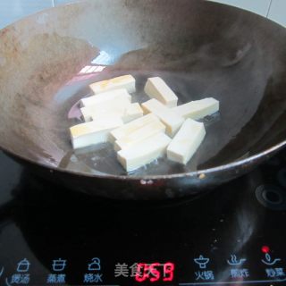 香肠芹菜嫩豆腐的做法步骤：3