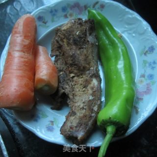腊肉红萝卜片的做法步骤：1