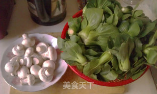 青菜炒蘑菇的做法步骤：1