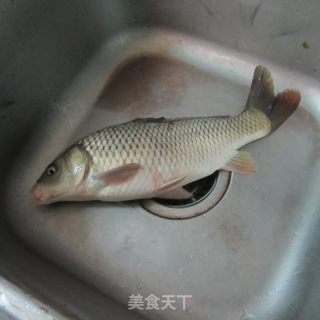 大蒜芹菜烧全鱼的做法步骤：1