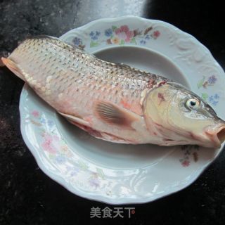 大蒜芹菜烧全鱼的做法步骤：2
