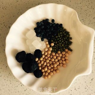 儿童皮肤及手口足病的特效食疗方——乌梅冰糖三豆饮的做法步骤：1