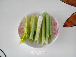 西芹炒鸡胗的做法步骤：1