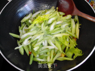 西芹炒鸡胗的做法步骤：5