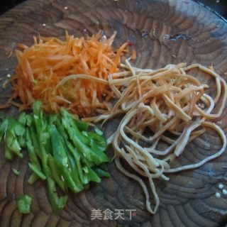 青椒鱿鱼萝卜丝的做法步骤：1