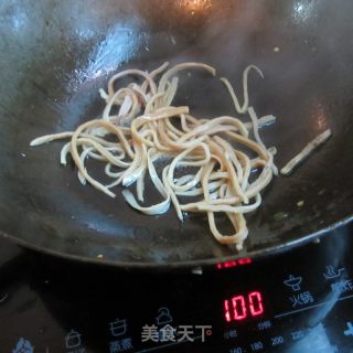青椒鱿鱼萝卜丝的做法步骤：2