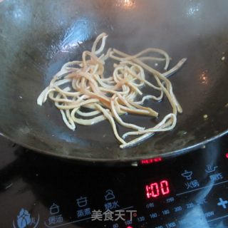 青椒鱿鱼萝卜丝的做法步骤：3