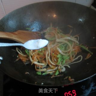 青椒鱿鱼萝卜丝的做法步骤：6