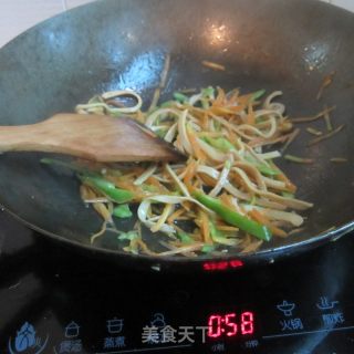 青椒鱿鱼萝卜丝的做法步骤：7