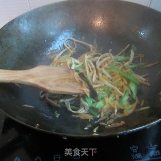 青椒鱿鱼萝卜丝的做法步骤：9