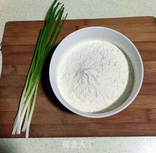 丝丝葱油饼的做法步骤：1