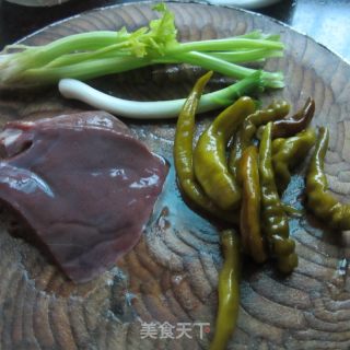 酸辣椒芹菜炒猪肝的做法步骤：1