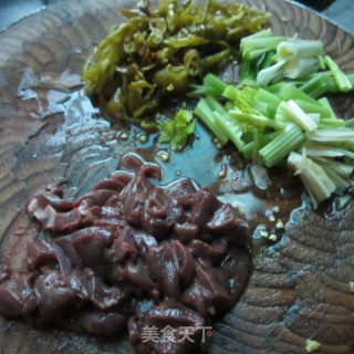酸辣椒芹菜炒猪肝的做法步骤：2