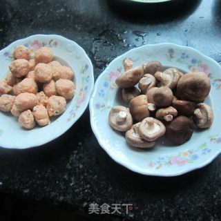 咖喱丸子煮煮香菇的做法步骤：1
