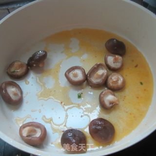 咖喱丸子煮煮香菇的做法步骤：3