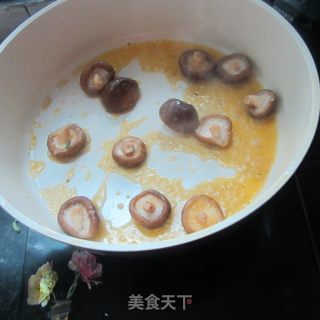 咖喱丸子煮煮香菇的做法步骤：4
