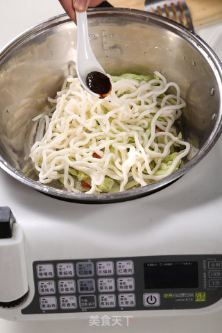 黑胡椒炒乌冬面的做法步骤：2