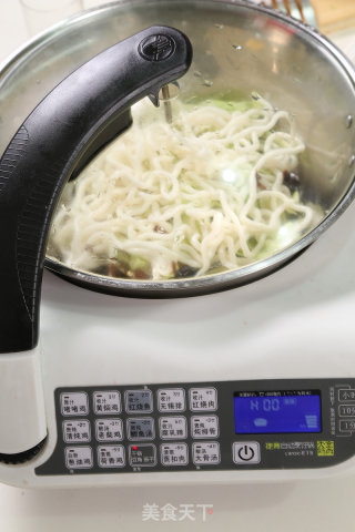 黑胡椒炒乌冬面的做法步骤：3