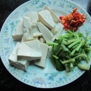 芹菜豆腐的做法步骤：1