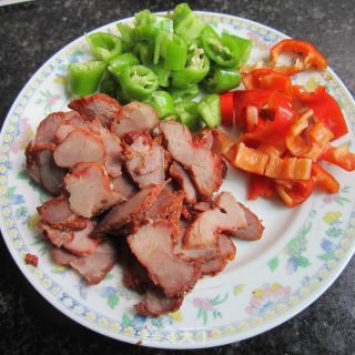 鱼香双椒叉烧肉的做法步骤：2