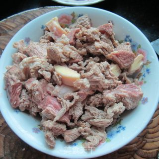 土豆炒牛腩的做法步骤：1