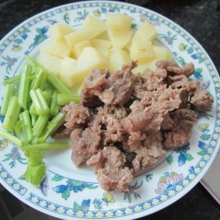 土豆炒牛腩的做法步骤：3