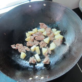 土豆炒牛腩的做法步骤：6