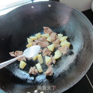 土豆炒牛腩的做法步骤：7