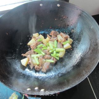 土豆炒牛腩的做法步骤：10