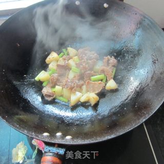 土豆炒牛腩的做法步骤：11