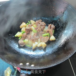 土豆炒牛腩的做法步骤：12