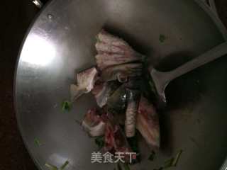 草鱼头炒西红柿的做法步骤：4