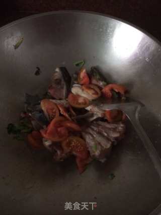 草鱼头炒西红柿的做法步骤：5