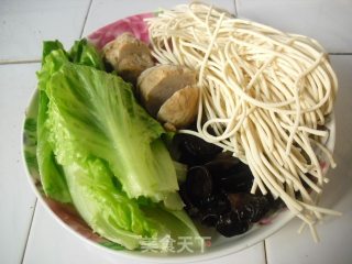 木耳肉丸煮面的做法步骤：1