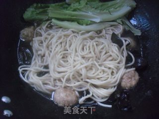 木耳肉丸煮面的做法步骤：6