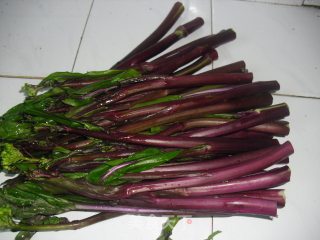 腊肉炒红菜苔的做法步骤：1