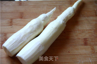 家常油焖茭白的做法步骤：1