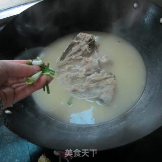 葱香鱼头汤的做法步骤：9