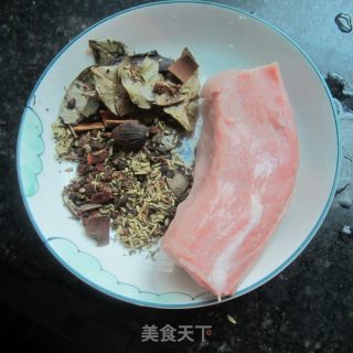麻辣卤肉的做法步骤：1