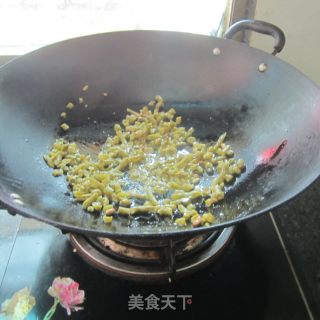 酸豆角炒螺肉的做法步骤：2