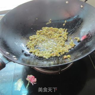 酸豆角炒螺肉的做法步骤：3